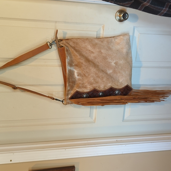 Cowhide Myra bag with fringe and conchos - Picture 2 of 4